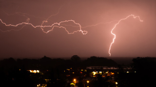 Illustration for article titled An Unbelievable Picture of Eight Lightning Bolts Striking San Francisco at the Same Time (Updating)